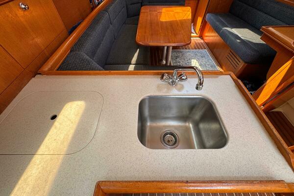 Bella Blue 33ft Hunter Yacht For Sale