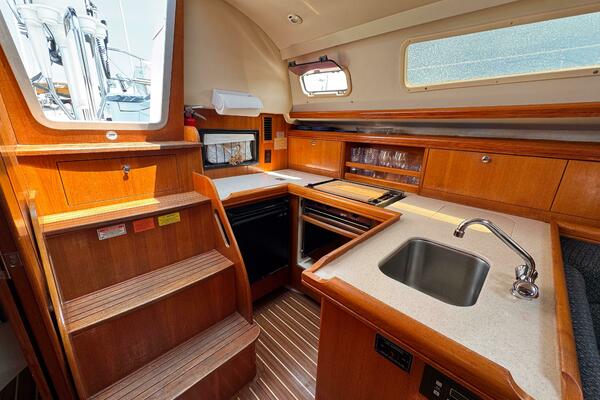 Bella Blue 33ft Hunter Yacht For Sale