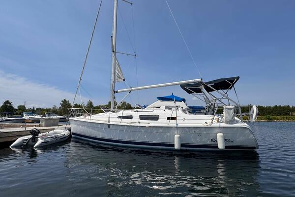Bella Blue 33ft Hunter Yacht For Sale