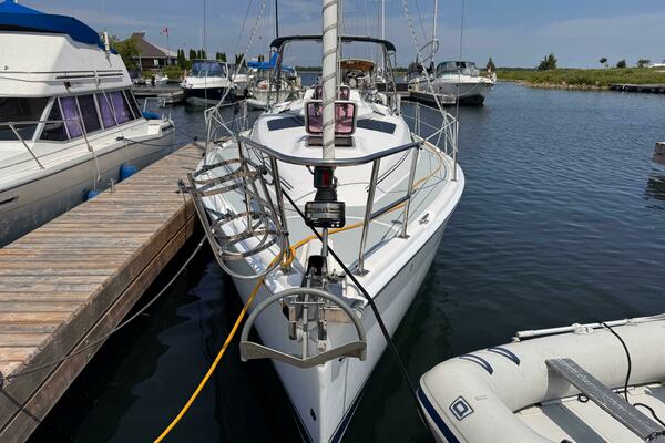Bella Blue 33ft Hunter Yacht For Sale