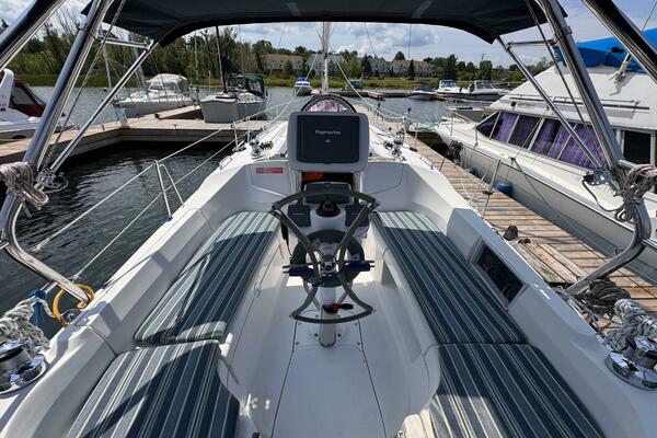 Bella Blue 33ft Hunter Yacht For Sale