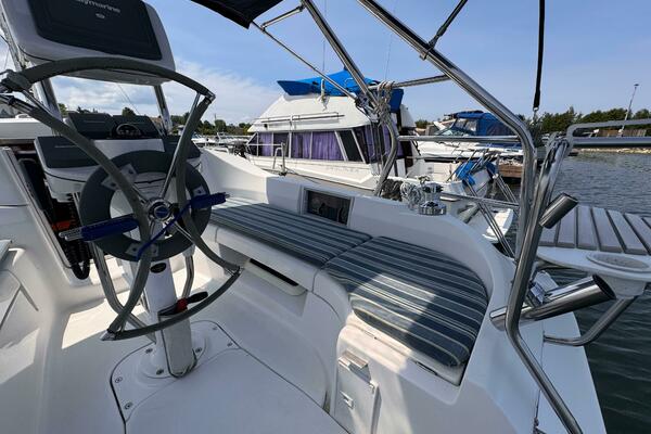 Bella Blue 33ft Hunter Yacht For Sale