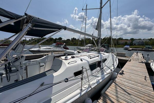 Bella Blue 33ft Hunter Yacht For Sale