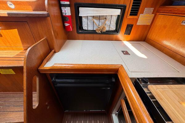 Bella Blue 33ft Hunter Yacht For Sale