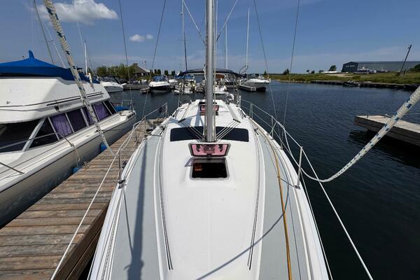 Bella Blue 33ft Hunter Yacht For Sale