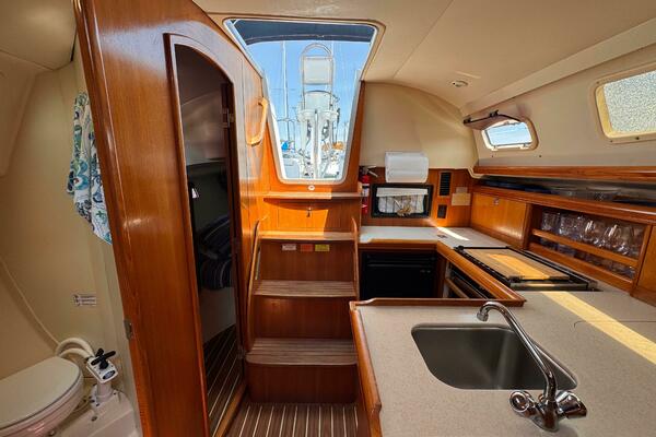 Bella Blue 33ft Hunter Yacht For Sale