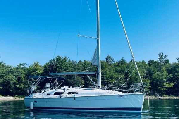 Bella Blue 33ft Hunter Yacht For Sale