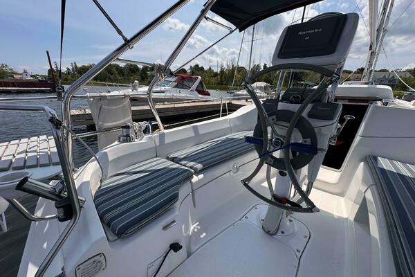 Bella Blue 33ft Hunter Yacht For Sale
