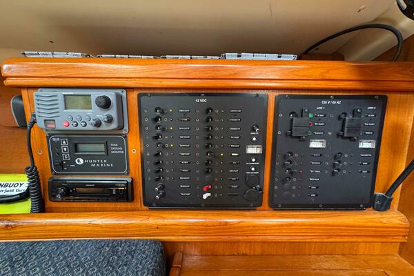 Bella Blue 33ft Hunter Yacht For Sale