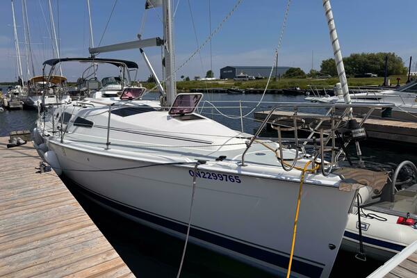 Bella Blue 33ft Hunter Yacht For Sale