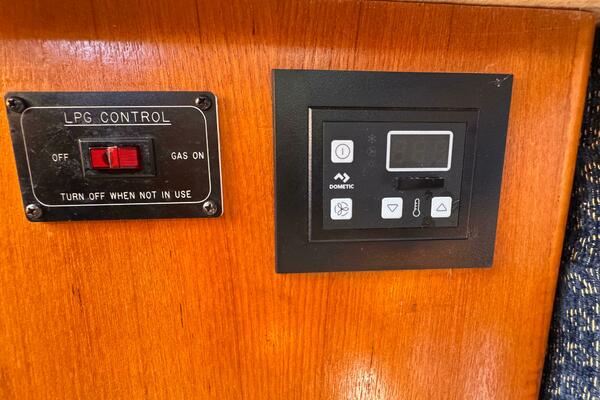 Bella Blue 33ft Hunter Yacht For Sale