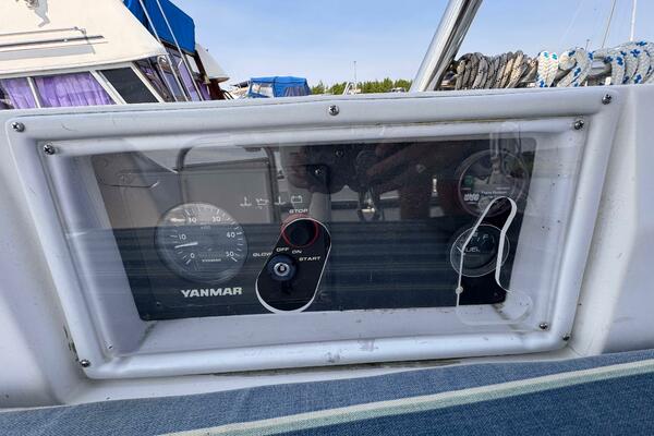 Bella Blue 33ft Hunter Yacht For Sale