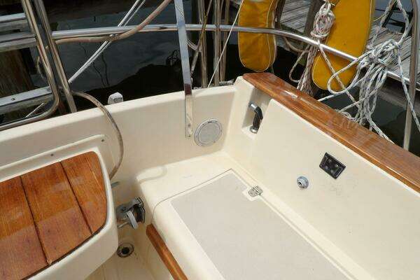 Photo of the 1990 Island Packet 32 "OVERBYTE"