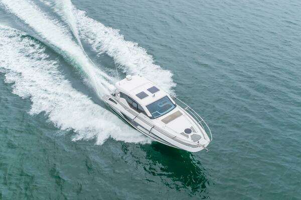 Four Winns Vista 355 Coupe Yacht For Sale