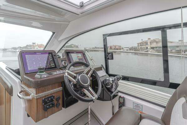 Four Winns Vista 355 Coupe Yacht For Sale