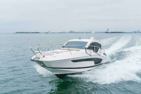 Four Winns Vista 355 Coupe Yacht For Sale