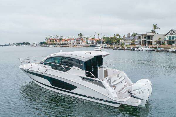 Four Winns Vista 355 Coupe Yacht For Sale