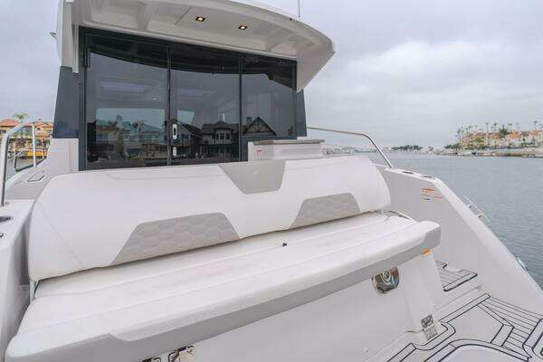 Four Winns Vista 355 Coupe Yacht For Sale