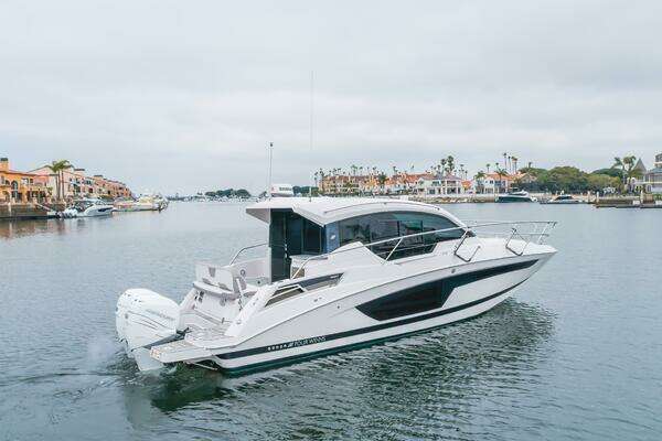 Four Winns Vista 355 Coupe Yacht For Sale
