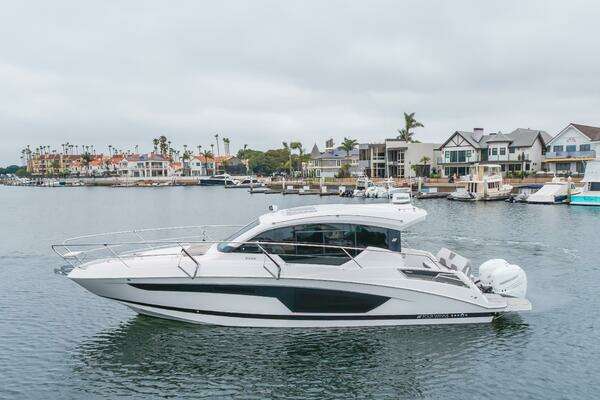 Four Winns Vista 355 Coupe Yacht For Sale