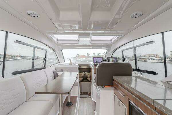 Four Winns Vista 355 Coupe Yacht For Sale