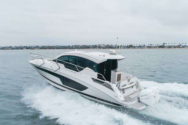 Four Winns Vista 355 Coupe Yacht For Sale
