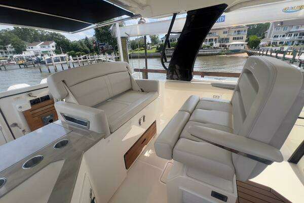 Boston Whaler Realm (SeaKeeper) Yacht For Sale