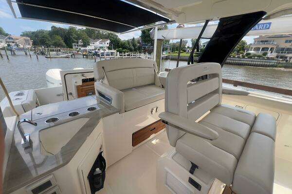 Boston Whaler Realm (SeaKeeper) Yacht For Sale