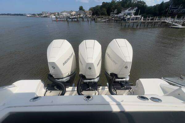 Boston Whaler Realm (SeaKeeper) Yacht For Sale