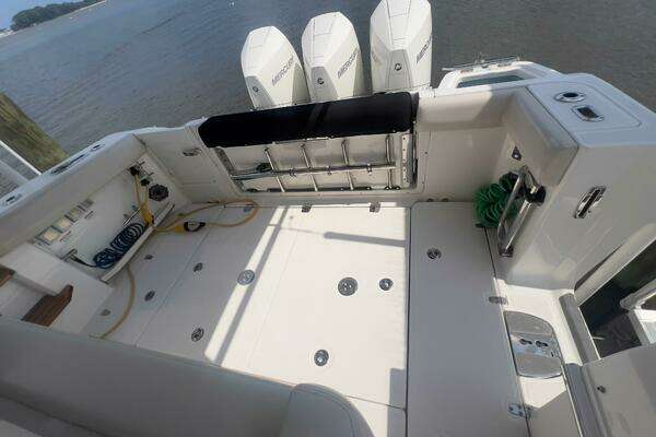 Boston Whaler Realm (SeaKeeper) Yacht For Sale