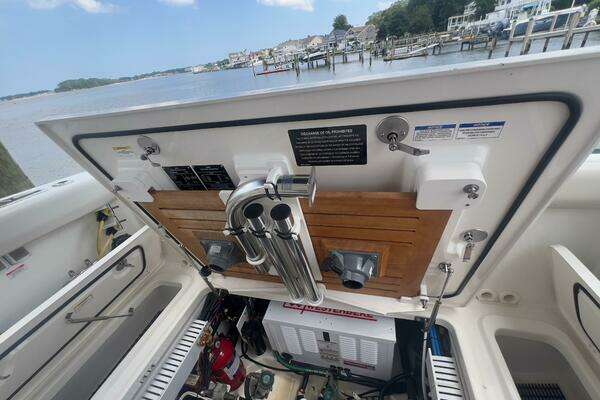 Boston Whaler Realm (SeaKeeper) Yacht For Sale