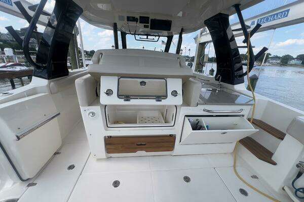 Boston Whaler Realm (SeaKeeper) Yacht For Sale