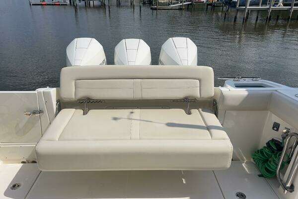 Boston Whaler Realm (SeaKeeper) Yacht For Sale
