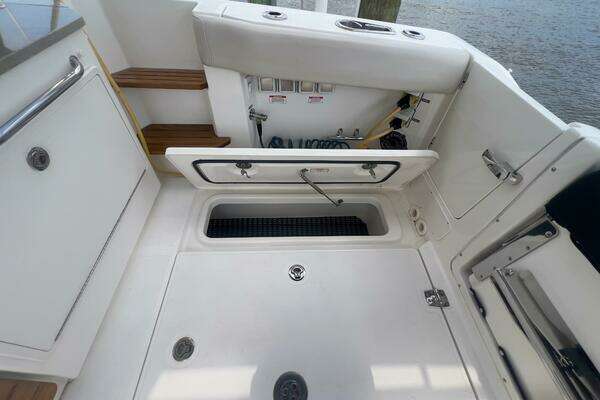Boston Whaler Realm (SeaKeeper) Yacht For Sale