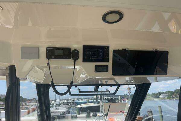 Boston Whaler Realm (SeaKeeper) Yacht For Sale