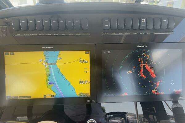 Boston Whaler Realm (SeaKeeper) Yacht For Sale