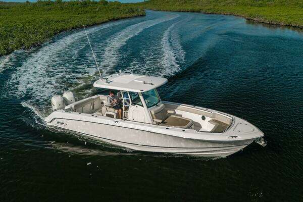 Boston Whaler 330 Outrage Yacht For Sale