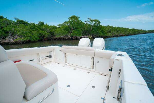 Boston Whaler 330 Outrage Yacht For Sale