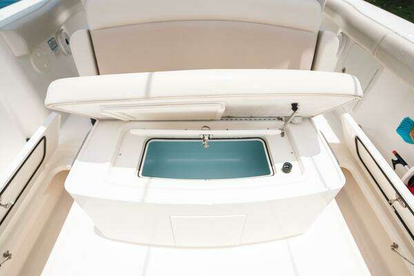 Boston Whaler 330 Outrage Yacht For Sale