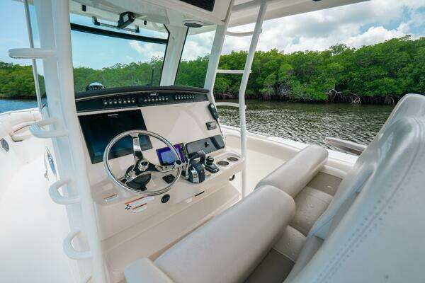 Boston Whaler 330 Outrage Yacht For Sale