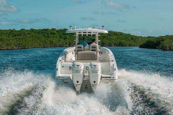 Boston Whaler 330 Outrage Yacht For Sale