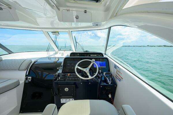 Pursuit 385 Offshore Yacht For Sale