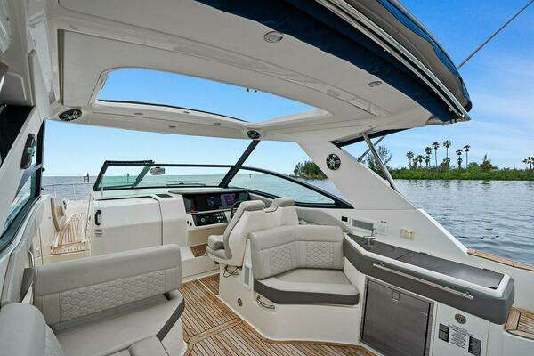 Sea Ray 320 DA-OB Yacht For Sale