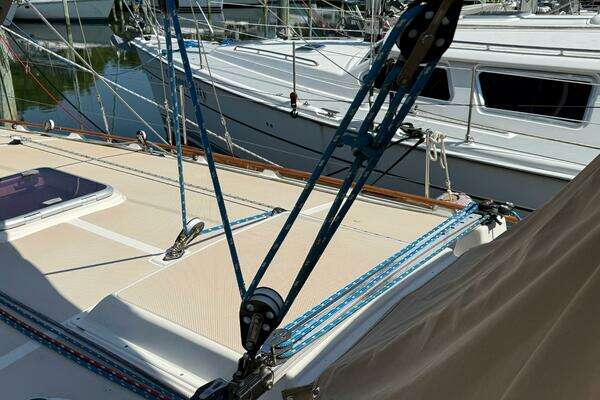 Photo of the 1987 Island Packet 38 "Moonsplash"