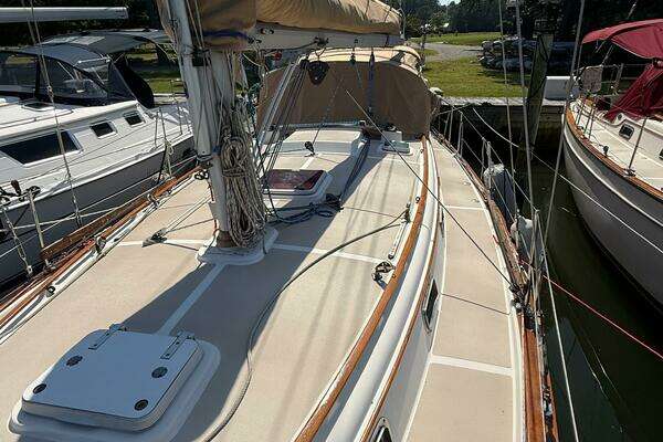 Photo of the 1987 Island Packet 38 "Moonsplash"