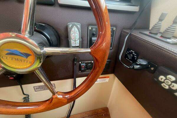 Cutwater 30 Sedan Yacht For Sale