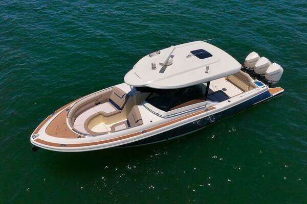 2022 Chris-Craft 35