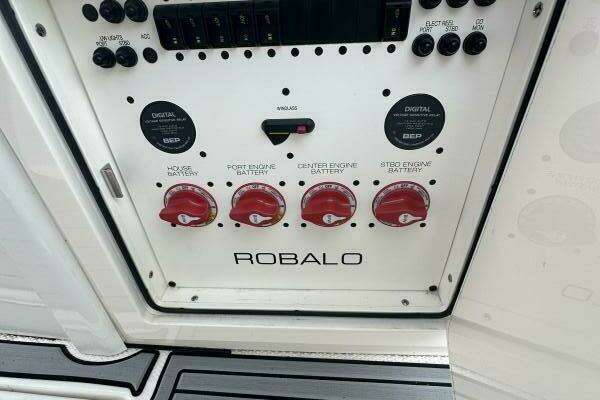 Robalo R360 Yacht For Sale