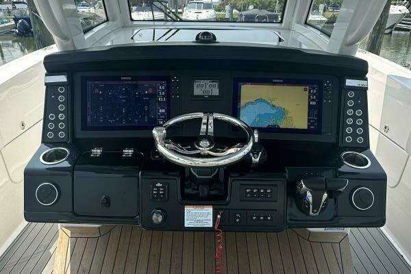Robalo R360 Yacht For Sale