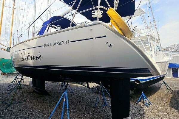 Photo of the 2004 Jeanneau 